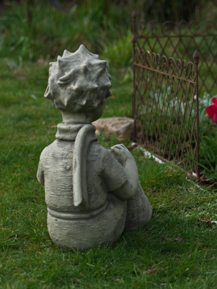 Gartenskulptur Der kleine Prinz mit Schal - ©Antoine de Saint-Exupéry