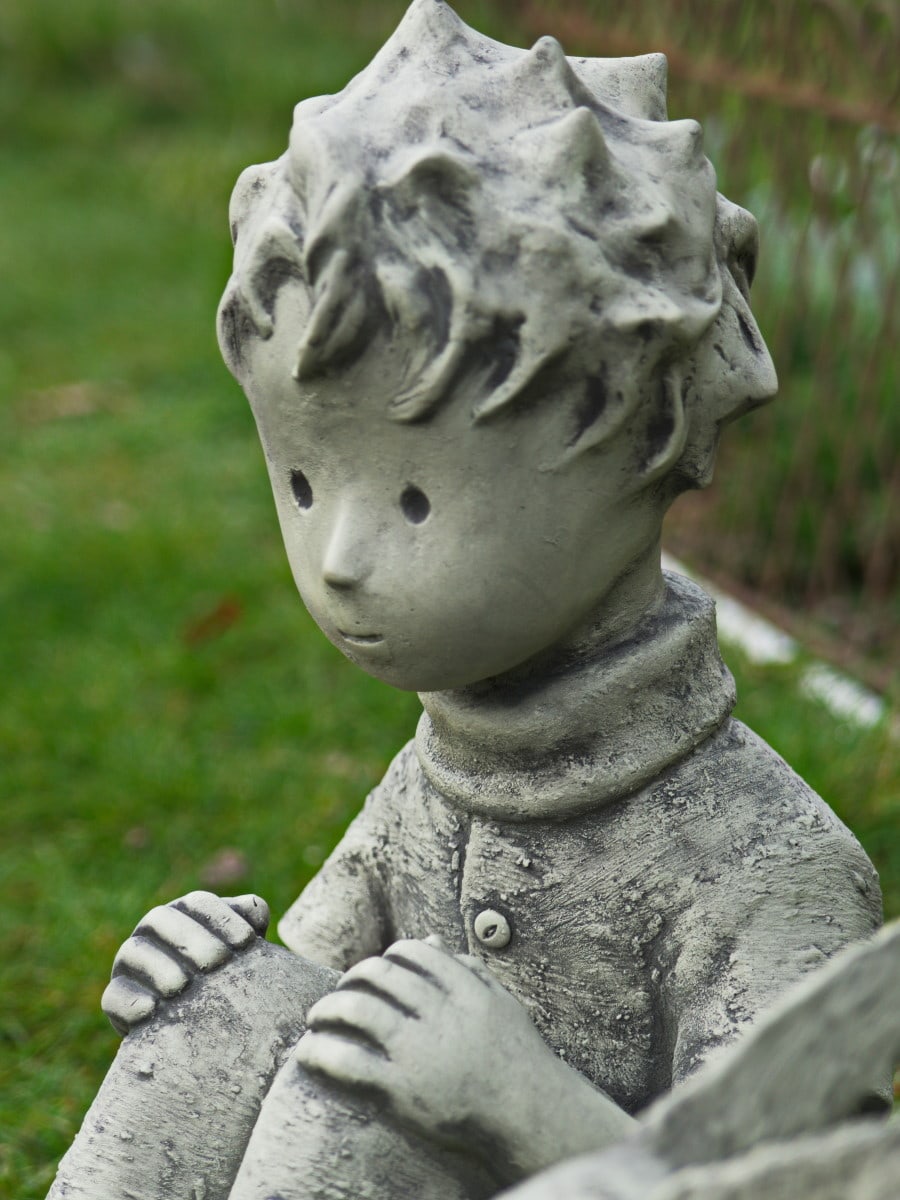 Gartenskulptur Der kleine Prinz mit Schal - ©Antoine de Saint-Exupéry