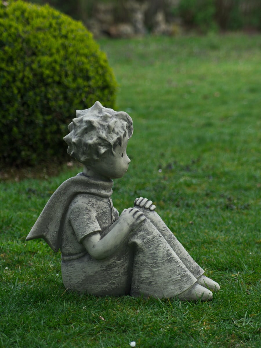 Gartenskulptur Der kleine Prinz mit Schal - ©Antoine de Saint-Exupéry