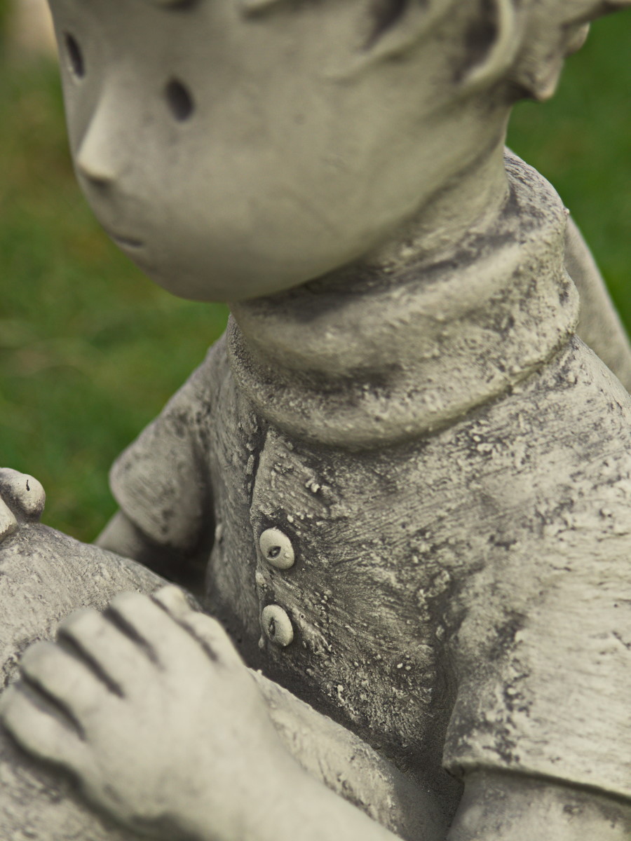 Gartenskulptur Der kleine Prinz mit Schal - ©Antoine de Saint-Exupéry