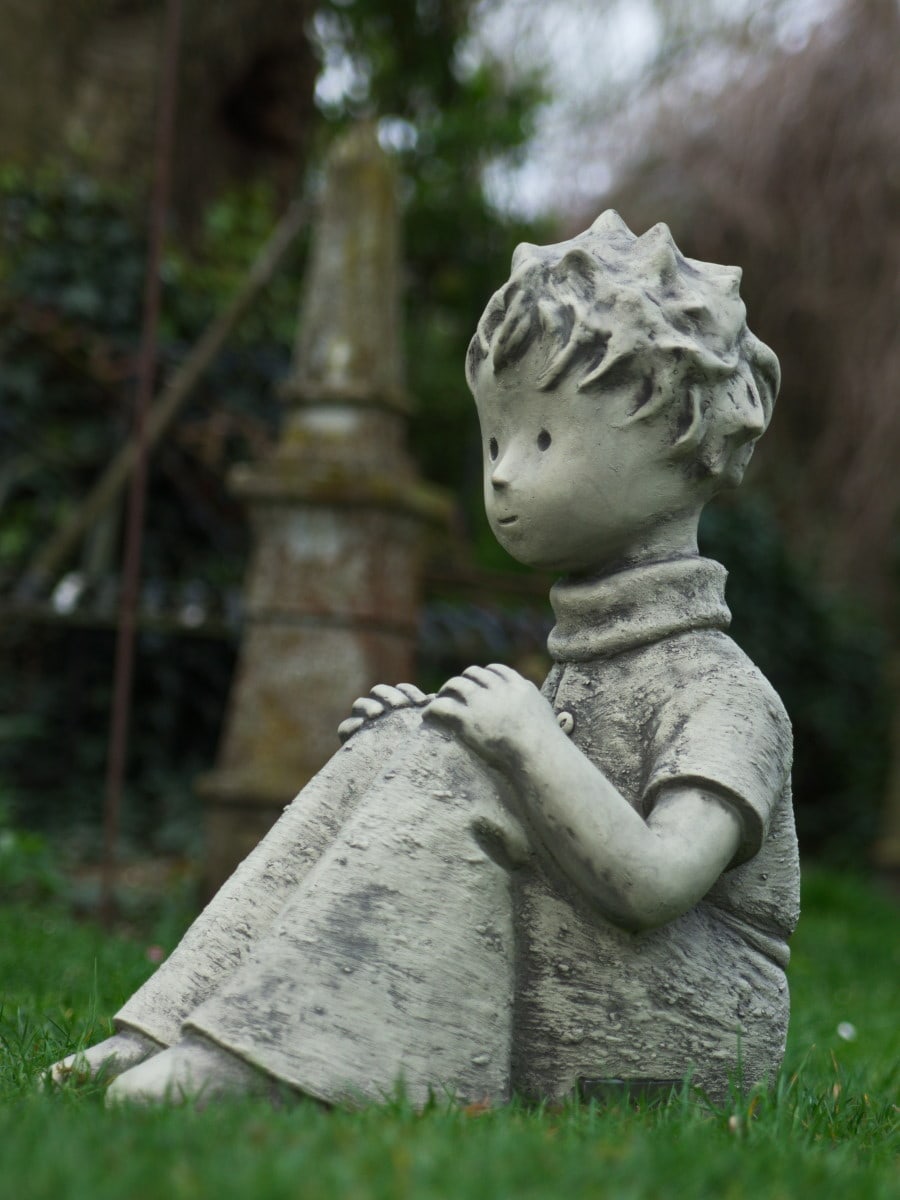 Gartenskulptur Der kleine Prinz mit Schal - ©Antoine de Saint-Exupéry