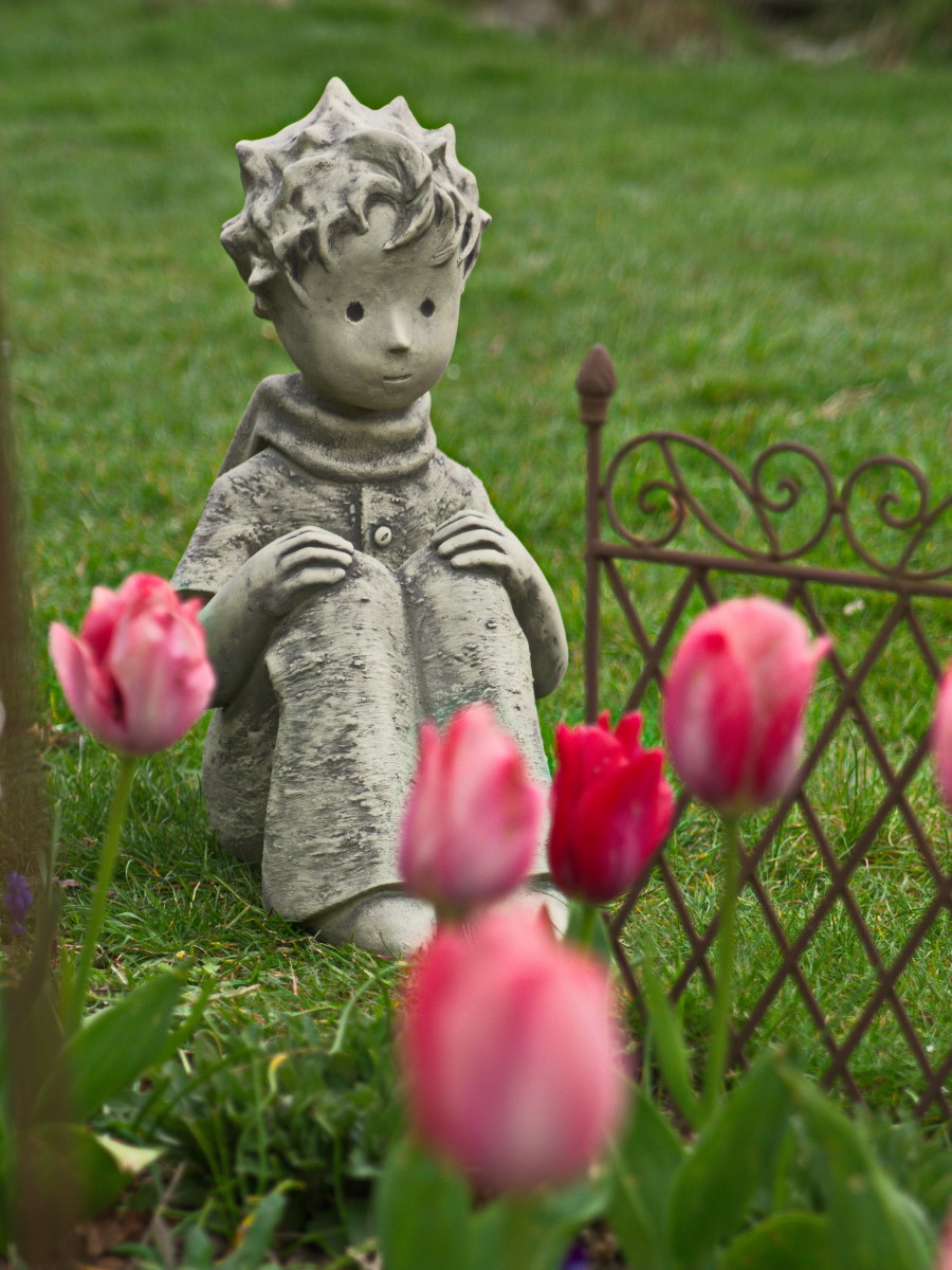 Gartenskulptur Der kleine Prinz mit Schal - ©Antoine de Saint-Exupéry